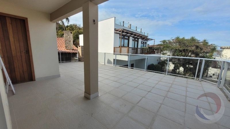 Casa Residencial em Coqueiros com 7 dormitórios 3 suítes 405 m²: 4ª foto da galeria de imagens do imóvel