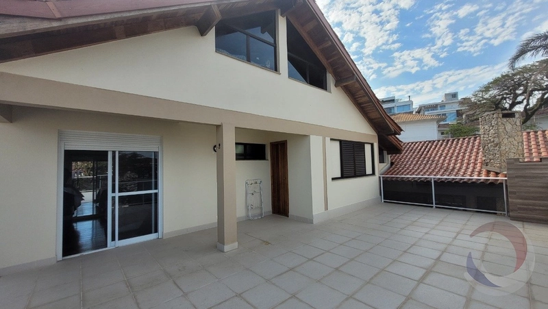 Casa Residencial em Coqueiros com 7 dormitórios 3 suítes 405 m²: 3ª foto da galeria de imagens do imóvel