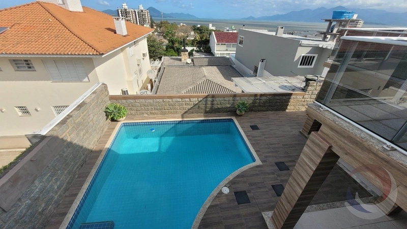 Casa Residencial em Coqueiros com 7 dormitórios 3 suítes 405 m²: 5ª foto da galeria de imagens do imóvel