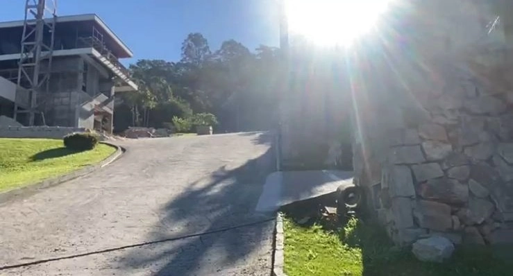 Terreno em condomínio fechado com 2.250 m² de área: 3ª foto da galeria de imagens do imóvel