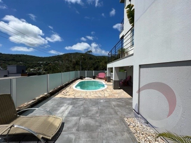 Casa no Córrego Grande com 4 dormitórios, sendo 3 suíte: 3ª foto da galeria de imagens do imóvel