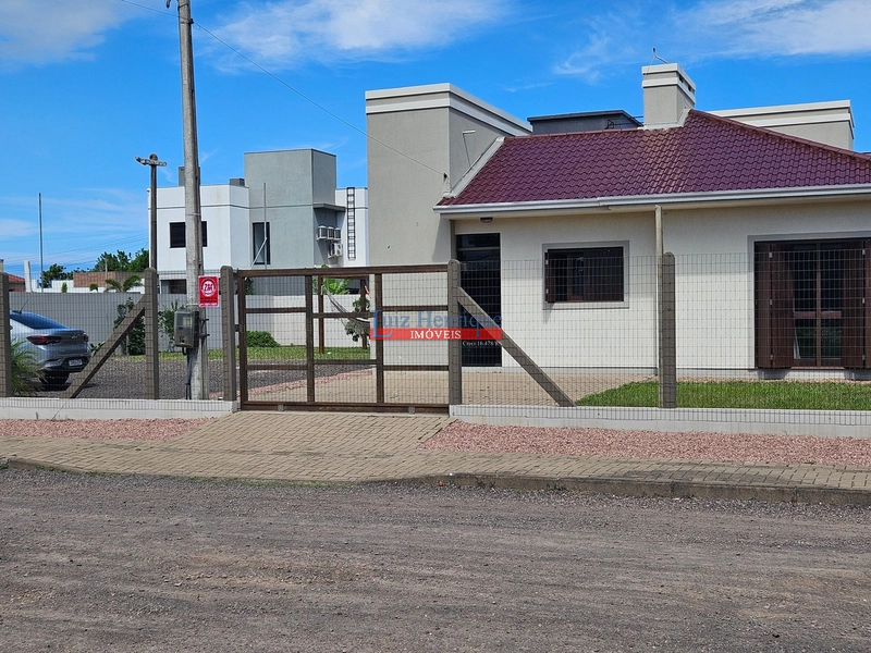 Com 2 terrenos e piscina: 3ª foto da galeria de imagens do imóvel