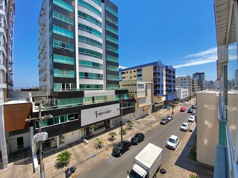 Apartamento com sacada de frente, decorado, no Centro de Capão!: 4ª foto da galeria de imagens do imóvel