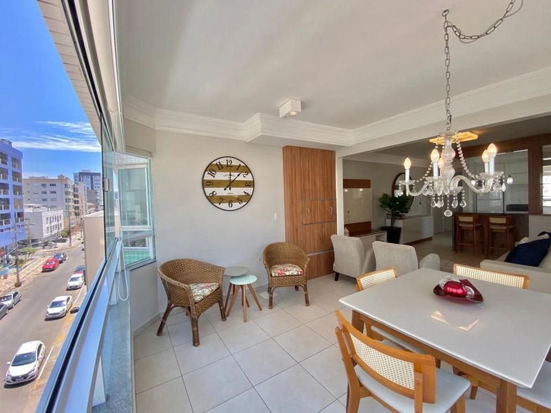 Apartamento com sacada de frente, decorado, no Centro de Capão!: 2ª foto da galeria de imagens do imóvel