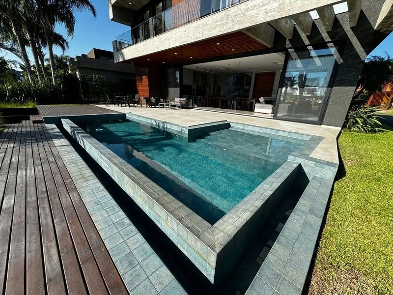 Residência de esquina, beira lago, 5 suítes, no MALIBU, em Xangri-Lá!: 15ª foto da galeria de imagens do imóvel