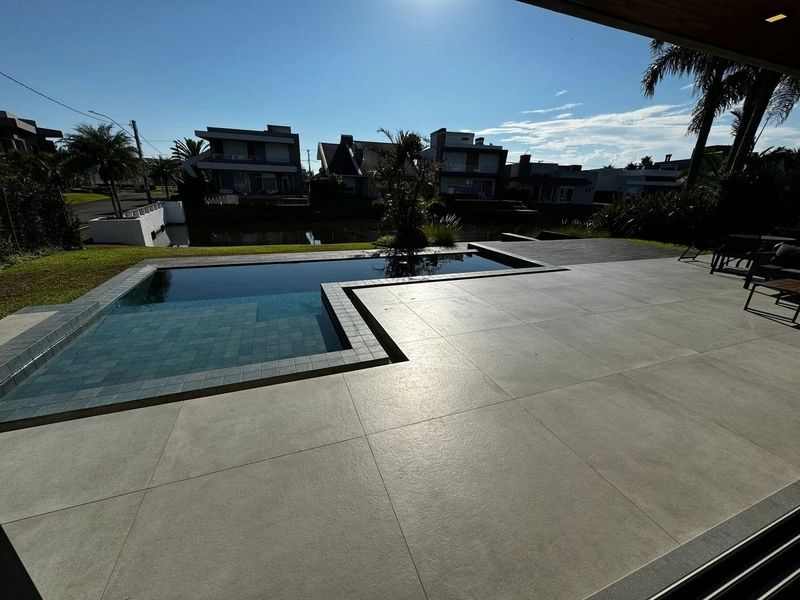 Residência de esquina, beira lago, 5 suítes, no MALIBU, em Xangri-Lá!: 16ª foto da galeria de imagens do imóvel