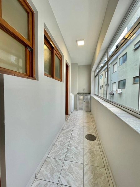 Apartamento com sacada de frente, perto da Praça Bassani, em Capão!: 13ª foto da galeria de imagens do imóvel