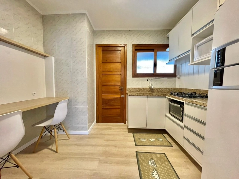 Apartamento com sacada de frente, perto da Praça Bassani, em Capão!: 11ª foto da galeria de imagens do imóvel