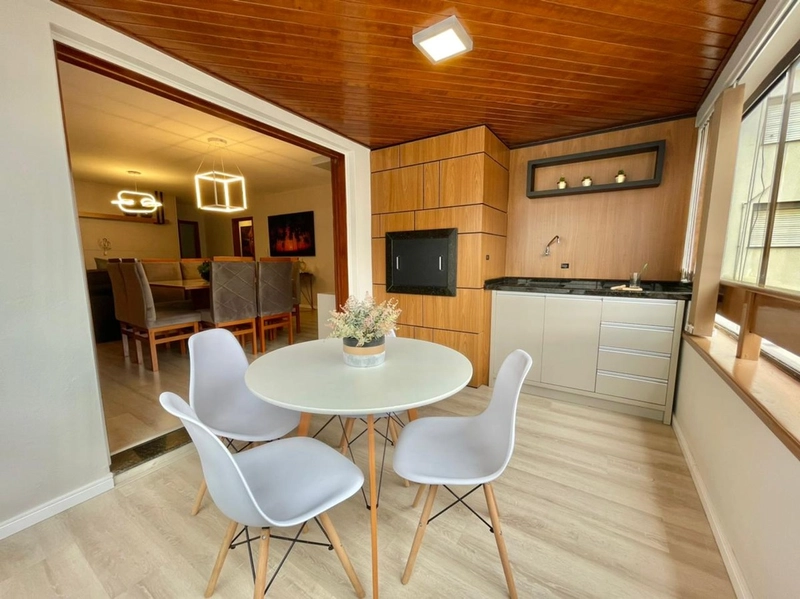 Apartamento com sacada de frente, perto da Praça Bassani, em Capão!