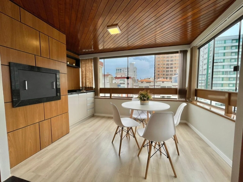 Apartamento com sacada de frente, perto da Praça Bassani, em Capão!: 2ª foto da galeria de imagens do imóvel