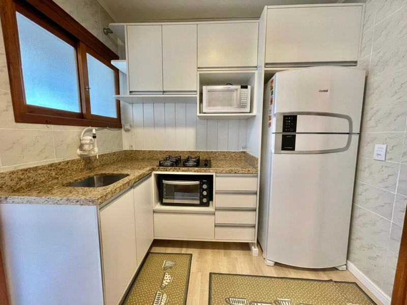 Apartamento com sacada de frente, perto da Praça Bassani, em Capão!: 12ª foto da galeria de imagens do imóvel