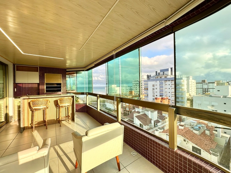 Amplo apartamento com sacadão com vista para o mar, no Centro: 3ª foto da galeria de imagens do imóvel