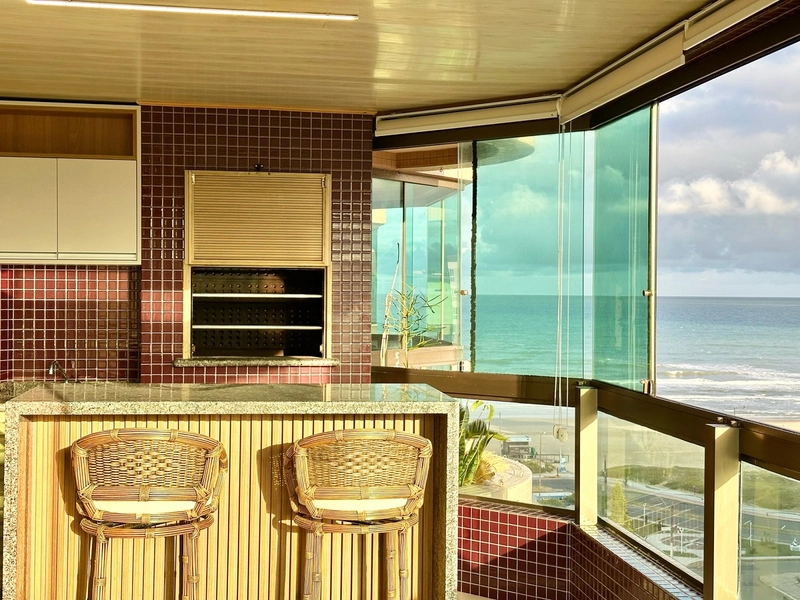Amplo apartamento com sacadão com vista para o mar, no Centro: 4ª foto da galeria de imagens do imóvel