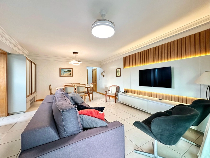 Amplo apartamento com sacadão com vista para o mar, no Centro: 1ª foto da galeria de imagens do imóvel