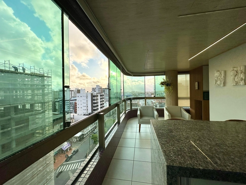 Amplo apartamento com sacadão com vista para o mar, no Centro: 6ª foto da galeria de imagens do imóvel