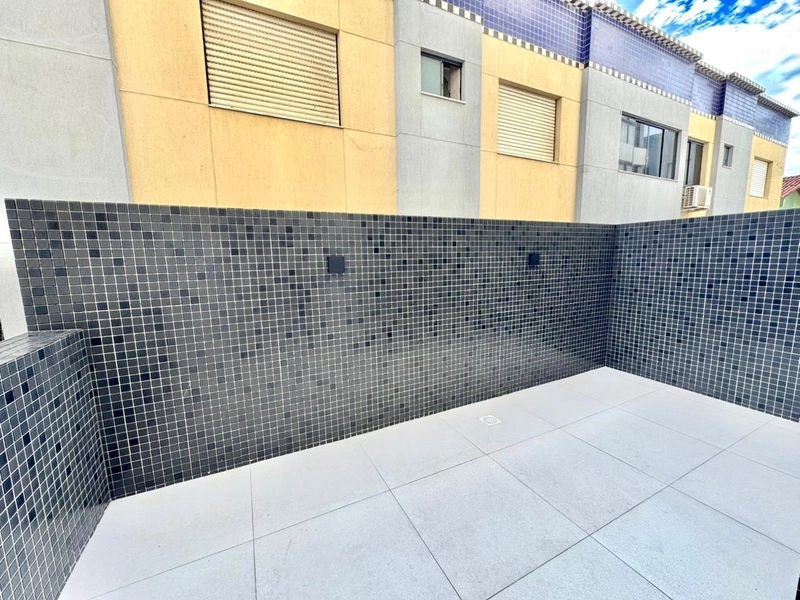 Apartamento de frente, 2 dormitórios, com terraço frente/lateral!: 6ª foto da galeria de imagens do imóvel