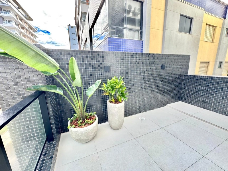 Apartamento de frente, 2 dormitórios, com terraço frente/lateral!: 3ª foto da galeria de imagens do imóvel