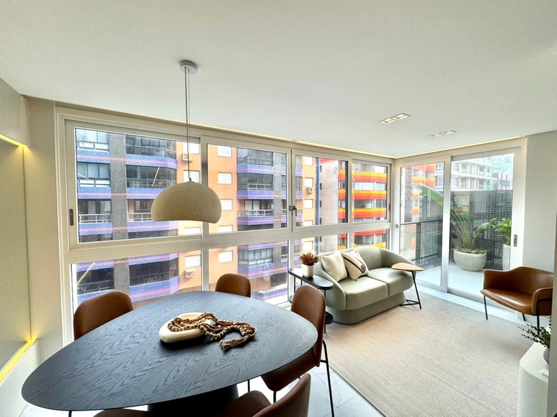 Apartamento de frente, 2 dormitórios, com terraço frente/lateral!