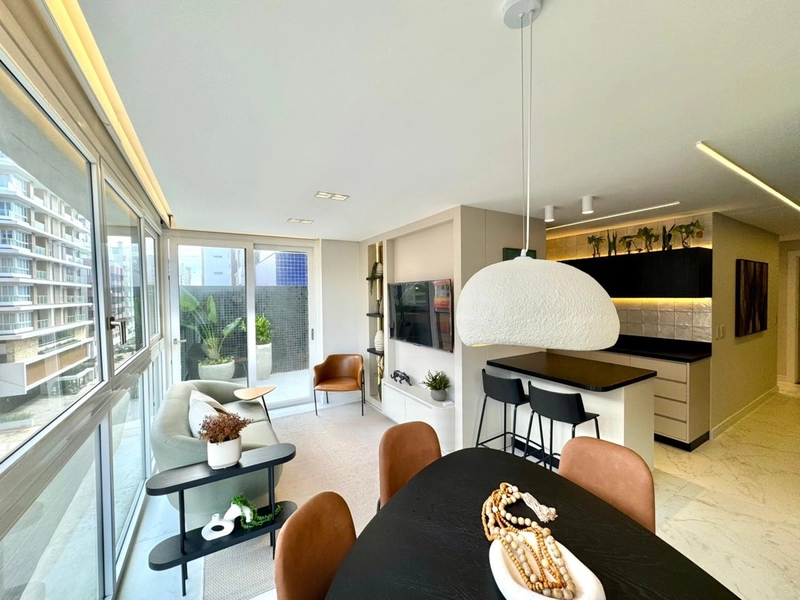 Apartamento de frente, 2 dormitórios, com terraço frente/lateral!: 2ª foto da galeria de imagens do imóvel