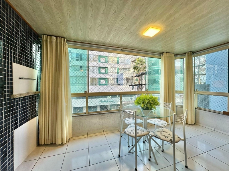 Apartamento com sacada de frente, mobiliado e decorado, no Centro!: 3ª foto da galeria de imagens do imóvel