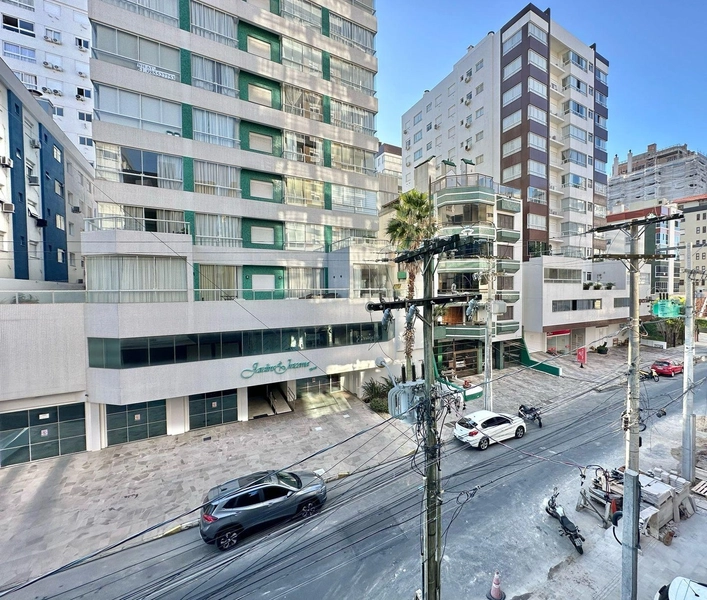Apartamento com sacada de frente, mobiliado e decorado, no Centro!: 5ª foto da galeria de imagens do imóvel
