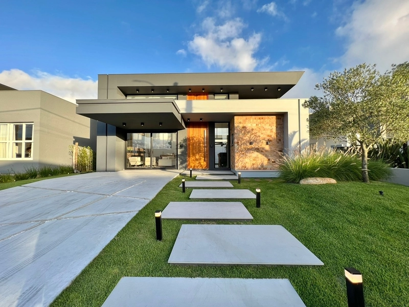 Residência 4 suítes, decorada, com piscina, no Condomínio Dubai!