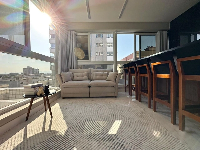 Apartamento de frente, 2 suítes, decorado, na Zona Nova, em Capão!: 3ª foto da galeria de imagens do imóvel