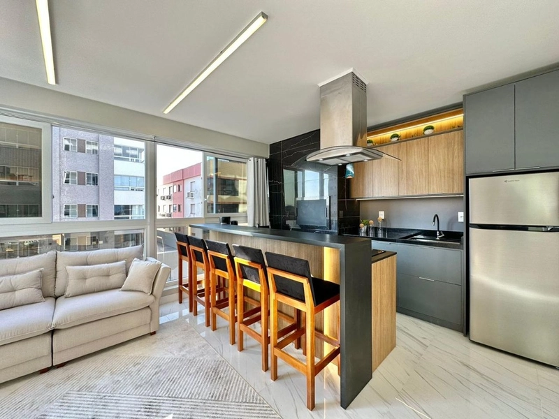 Apartamento de frente, 2 suítes, decorado, na Zona Nova, em Capão!: 2ª foto da galeria de imagens do imóvel