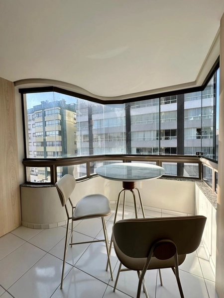 Apartamento com ampla sacada de frente, apenas 1 quadra da praia!: 5ª foto da galeria de imagens do imóvel