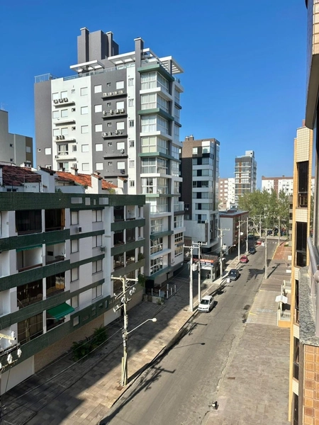 Apartamento com ampla sacada de frente, apenas 1 quadra da praia!: 7ª foto da galeria de imagens do imóvel