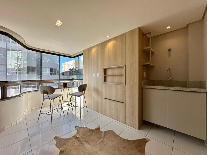 Apartamento com ampla sacada de frente, apenas 1 quadra da praia!: 4ª foto da galeria de imagens do imóvel