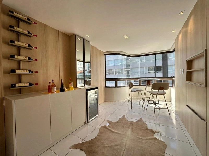 Apartamento com ampla sacada de frente, apenas 1 quadra da praia!: 9ª foto da galeria de imagens do imóvel