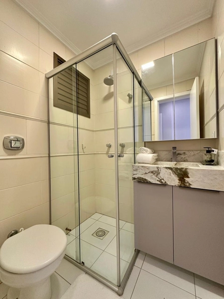 Apartamento com ampla sacada de frente, apenas 1 quadra da praia!: 20ª foto da galeria de imagens do imóvel
