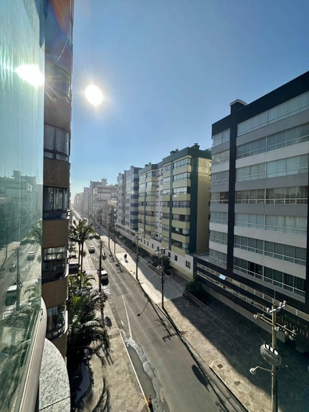 Apartamento com ampla sacada de frente, apenas 1 quadra da praia!: 6ª foto da galeria de imagens do imóvel