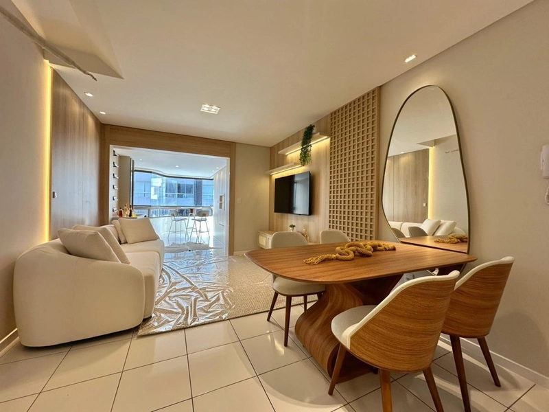 Apartamento com ampla sacada de frente, apenas 1 quadra da praia!: 1ª foto da galeria de imagens do imóvel