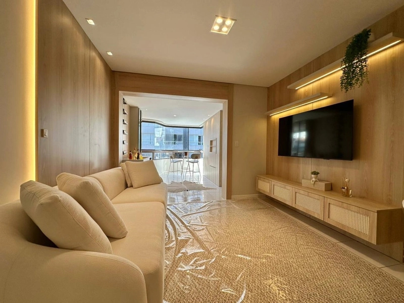 Apartamento com ampla sacada de frente, apenas 1 quadra da praia!: 12ª foto da galeria de imagens do imóvel
