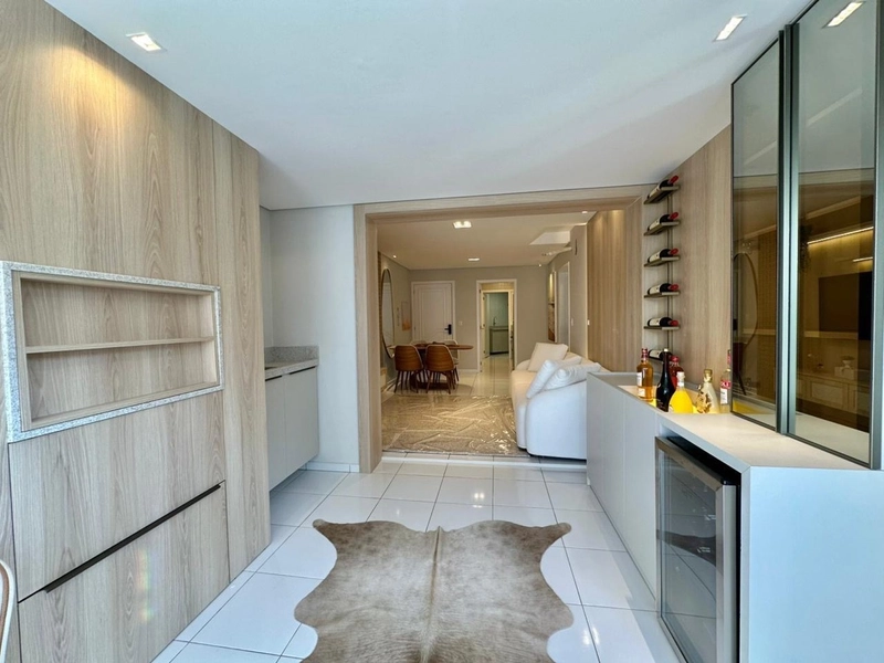 Apartamento com ampla sacada de frente, apenas 1 quadra da praia!: 8ª foto da galeria de imagens do imóvel
