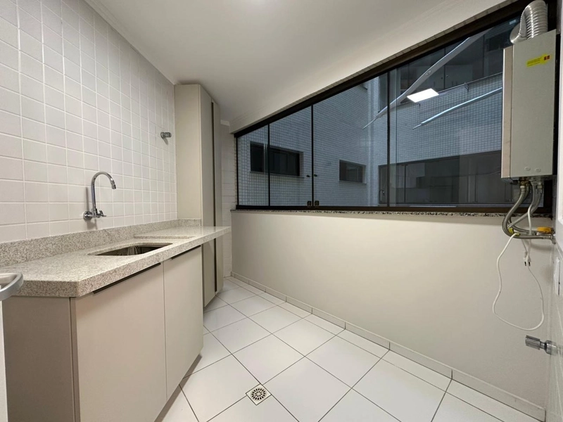 Apartamento com ampla sacada de frente, apenas 1 quadra da praia!: 17ª foto da galeria de imagens do imóvel