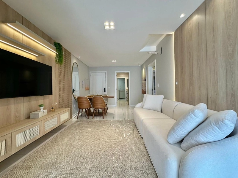 Apartamento com ampla sacada de frente, apenas 1 quadra da praia!: 2ª foto da galeria de imagens do imóvel