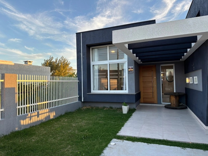 Casa nova, mobiliada, a poucos passos da praia, em Capão!: 1ª foto da galeria de imagens do imóvel
