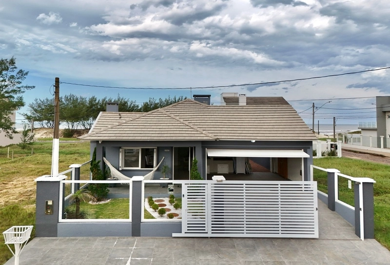 Casa 4 suítes, mobiliado, próximo da praia, em Atlântida Sul!: 1ª foto da galeria de imagens do imóvel
