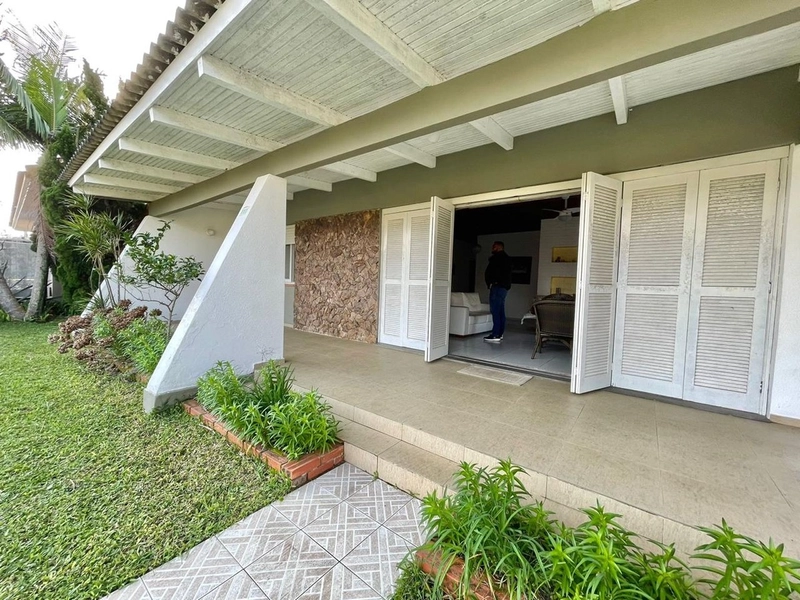 Residência 3 suítes, com piscina, terreno amplo, em Atlântida!: 1ª foto da galeria de imagens do imóvel