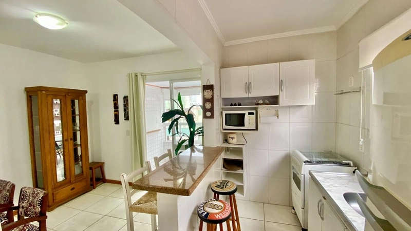 Apartamento 1 suíte, com SACADA DE FRENTE, pertinho da praia!: 3ª foto da galeria de imagens do imóvel