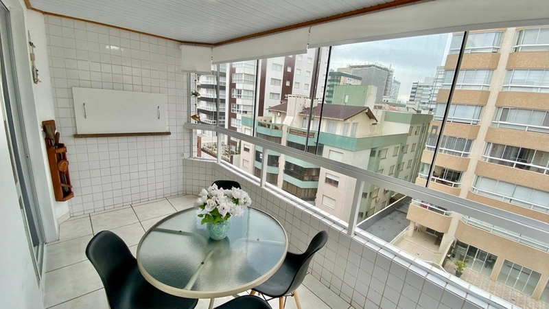 Apartamento 1 suíte, com SACADA DE FRENTE, pertinho da praia!: 4ª foto da galeria de imagens do imóvel