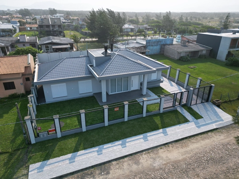 Casa plana, 4 dormitórios, à beira mar, em Capão da Canoa!: 1ª foto da galeria de imagens do imóvel