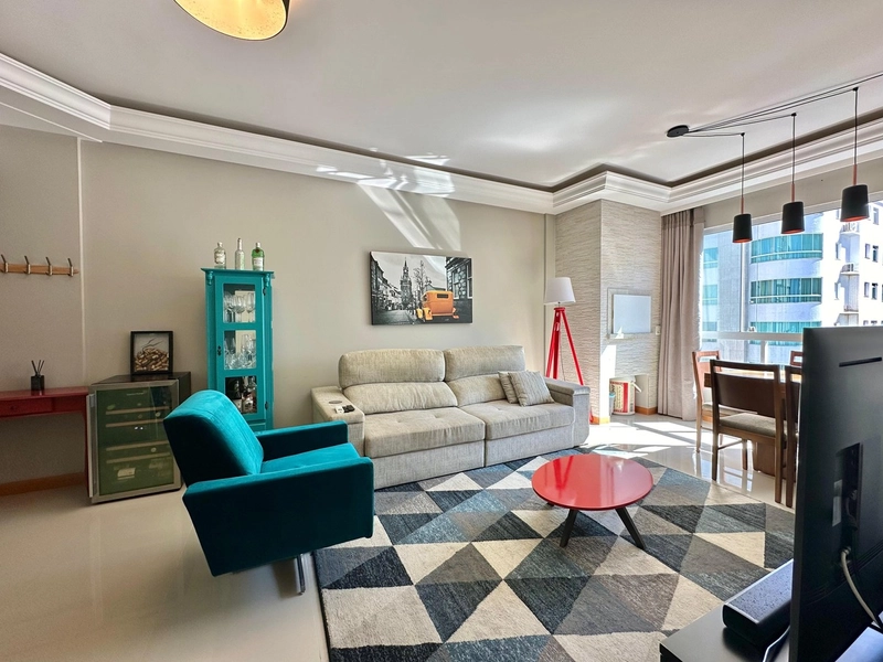 Apartamento decorado, de frente, 2 dormitórios, na Praça Bassani!: 2ª foto da galeria de imagens do imóvel