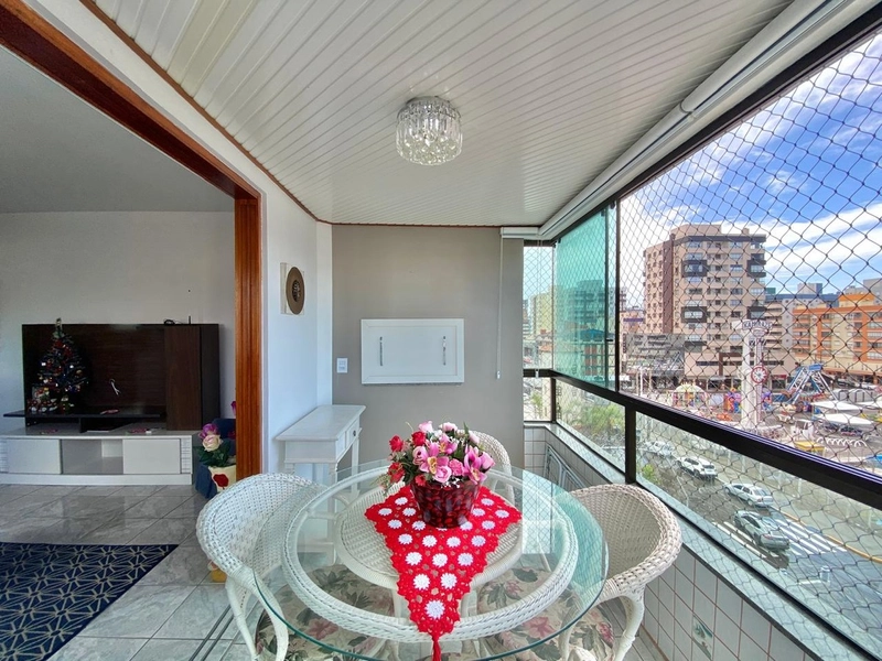 Apartamento 2 dormitórios - com sacada de frente, no Centro!: 1ª foto da galeria de imagens do imóvel