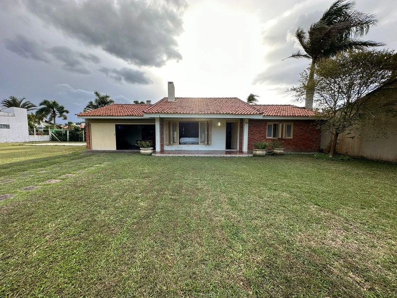 Casa com 2 terrenos, em ótima localização, em Atlântida!: 1ª foto da galeria de imagens do imóvel