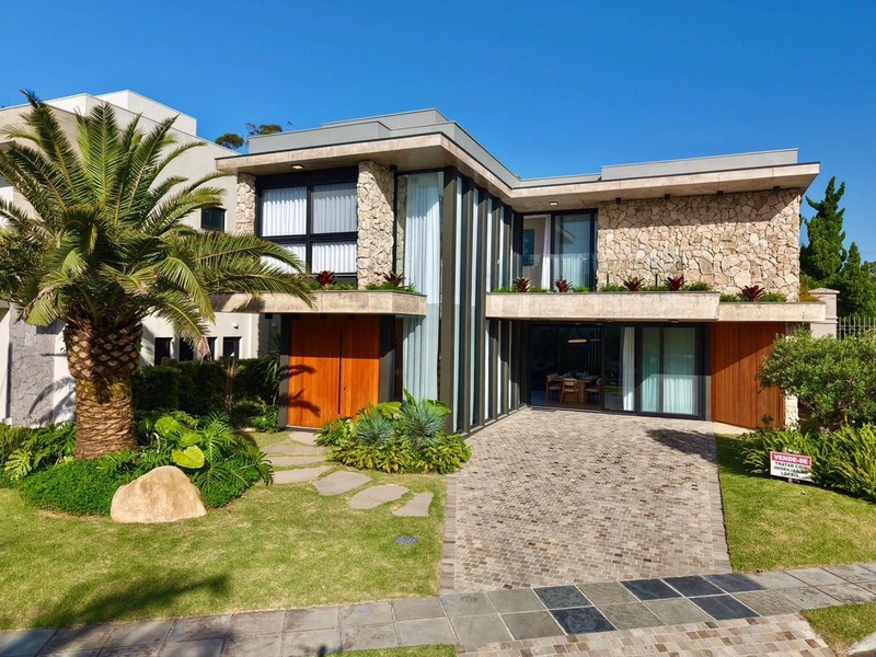 Residência 4 suítes, com piscina, no Condomínio Porto Coronado!