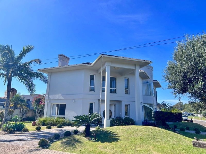 Residência de esquina, 4 suítes, no Condomínio Velas da Marina!